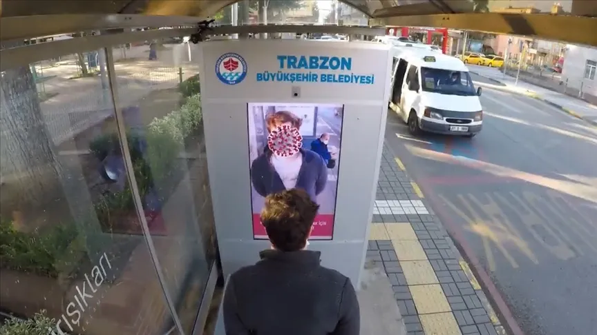 Trabzon Büyükşehir Belediyesinin, otobüs duraklarına yerleştirdiği yapay zeka tabanlı dijital