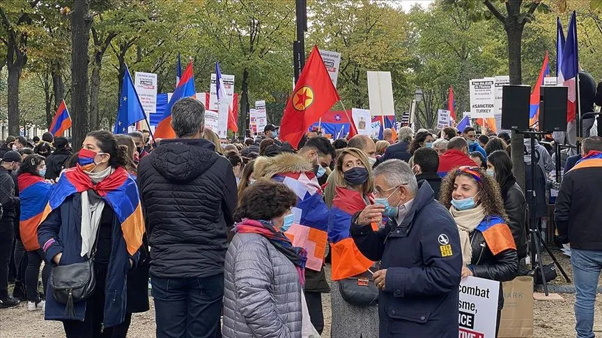 Fransa’daki Ermeni Örgütleri Koordinasyon Konseyi (CCAF) tarafından organize edilen protestoda,