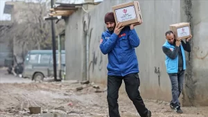 TDV'den yapılan açıklamaya göre, Vakıf ekipleri, terörden temizlenen bölgedeki ailelerin