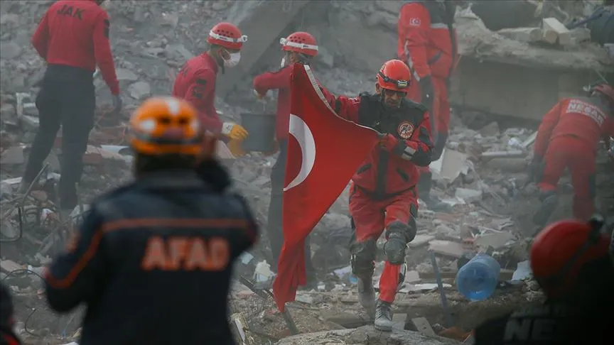 İzmir depreminde enkaz altında arama kurtarma yapan kamu kurum ve