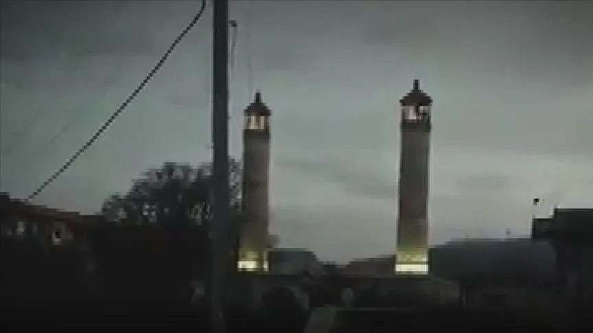Sosyal medyada paylaşılan görüntülerde, tarihi caminin minarelerinden ışıklar saçılıyor ve