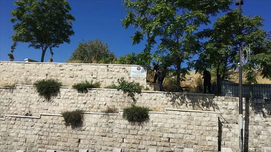TİKA, İsrail polisinin Müslümanlara ait Yusufiye Mezarlığı'nın duvarındaki TİKA tabelalarını