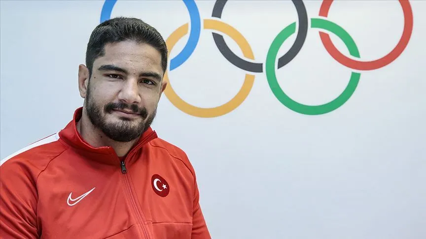 Taha Akgül, sosyal medya hesabından ameliyat sonrası fotoğrafını paylaşarak, "Kıymetli