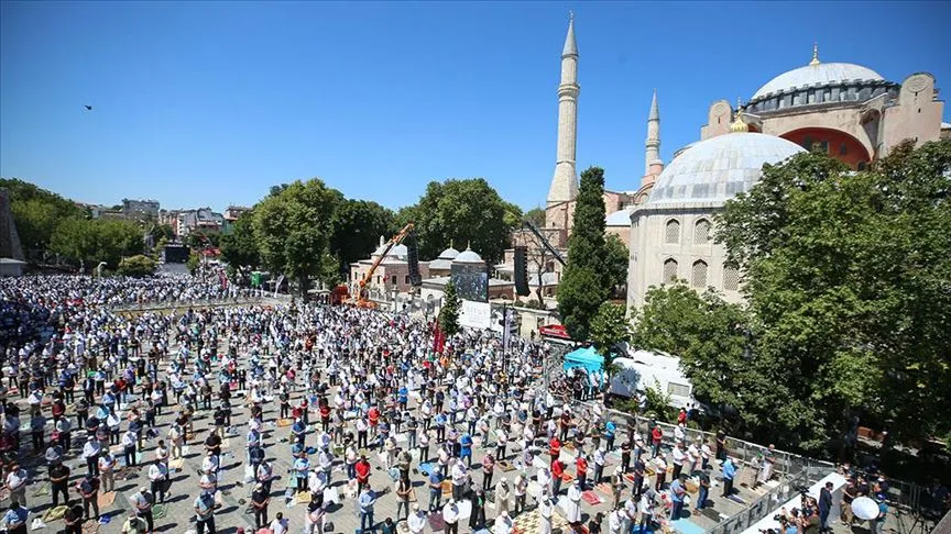 Ayasofya-i Kebir Cami-i Şerifi'nde cuma namazı kılınması, Yunanistan’da tepkiyle karşılandı.