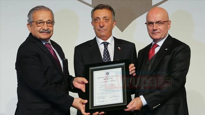 Beşiktaş'ta başkanlığa seçilen Ahmet Nur Çebi ve yönetim kurulu üyeleri