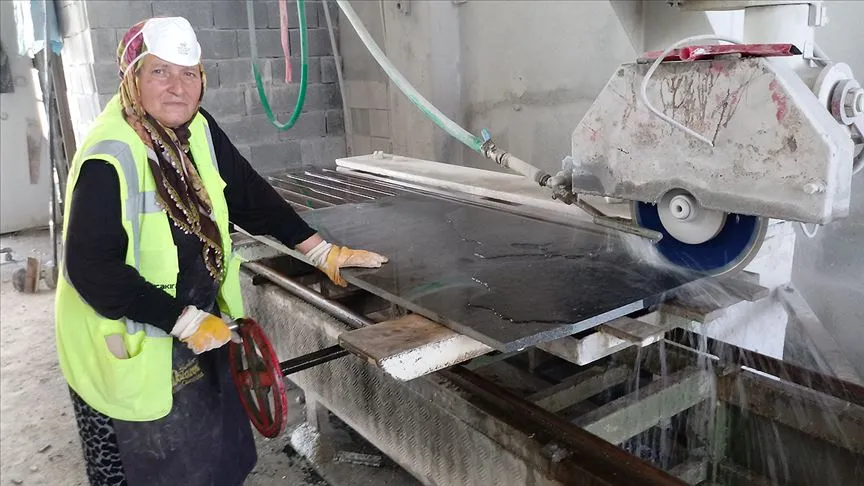 Zonguldak'ta yaşayan 62 yaşındaki Hamidiye Akyıldız, oğluna yardım etmek için