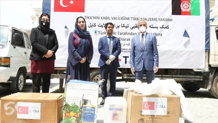 Salgın nedeniyle sosyal mesafe kuralının uygulandığı ve açık alanda yapılan