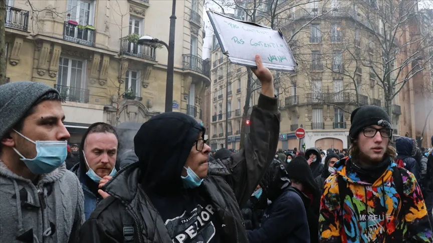 Başkent Paris başta olmak üzere ülkenin birçok kentinde organize edilen