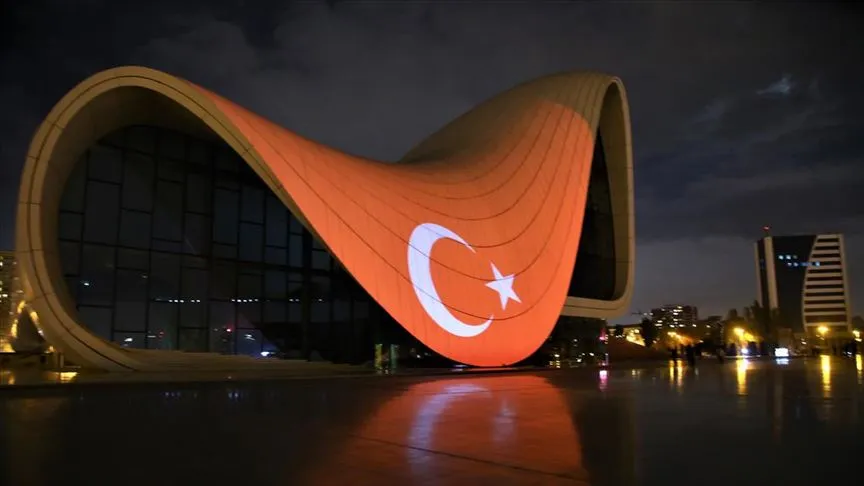 29 Ekim Cumhuriyet Bayramı dolayısıyla Türk bayrağı yansıtılan Bakü Olimpik