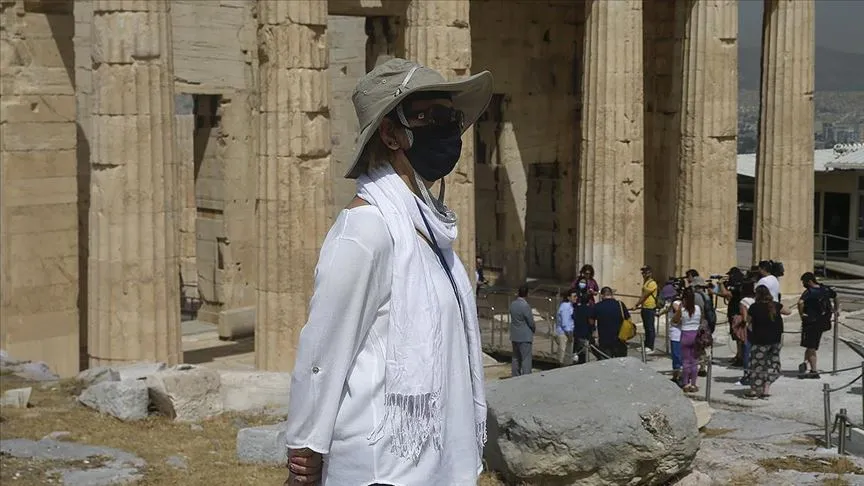 Yunanistan'da maske takma zorunluluğunun kapsamına kapalı alanların yanı sıra gemi