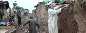Pakistan'daki Afgan mülteci kampında yağmurlar nedeniyle yollar tamamen çamur birikintisine