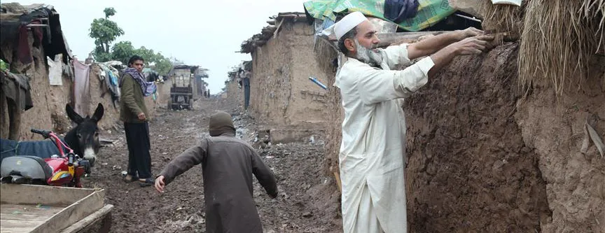 Pakistan'daki Afgan mülteci kampında yağmurlar nedeniyle yollar tamamen çamur birikintisine