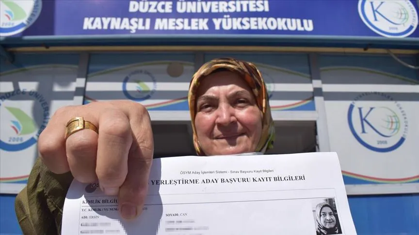 Düzce'nin Kaynaşlı ilçesinde ilkokulu bitirdikten sonra ailevi nedenlerle eğitim hayatını
