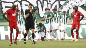Süper Lig'in 3. haftasında İttifak Holding Konyaspor, konuk ettiği Beşiktaş'ı