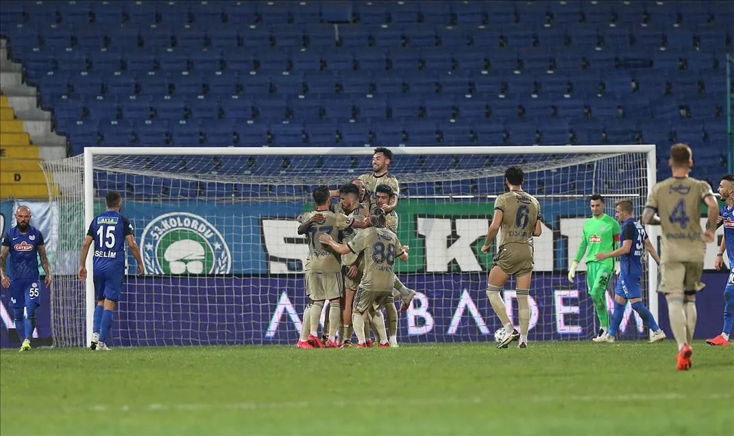 Süper Lig'de 2020-2021 sezonun ilk maçında Fenerbahçe, Çaykur Rizespor'u 2-1