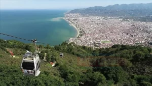 Ordu'da teleferikle eşsiz manzara eşliğinde ulaşılan seyir terası Boztepe, ziyaretçilerine