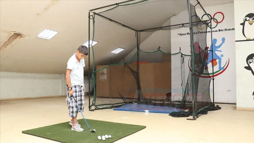 Ağrı'da beden eğitimi öğretmeninin antrenörlüğünü üstlendiği Ağrı Atletik Golf Kulübü