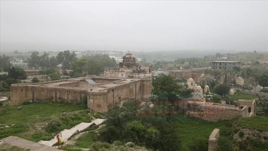 Pakistan'ın Katas kentindeki Katas Raj Hindu tapınakları ve ören yeri,