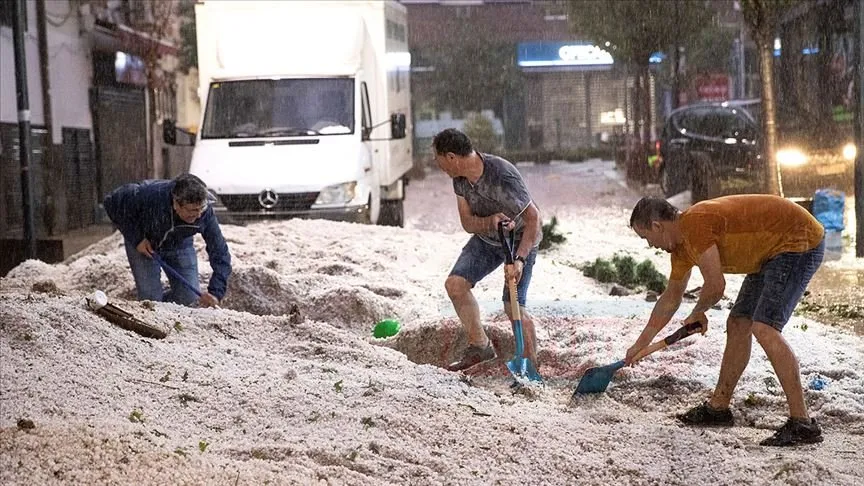 İspanya'nın başkenti Madrid'de aşırı yağmur sonucu çok sayıda ev ve