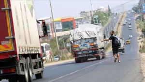 Evinden üniversite yerleşkesine giderken başladığı otostopla yolculuğu yaşam tarzı haline