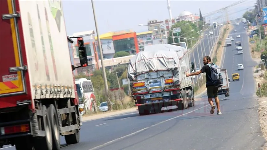 Evinden üniversite yerleşkesine giderken başladığı otostopla yolculuğu yaşam tarzı haline