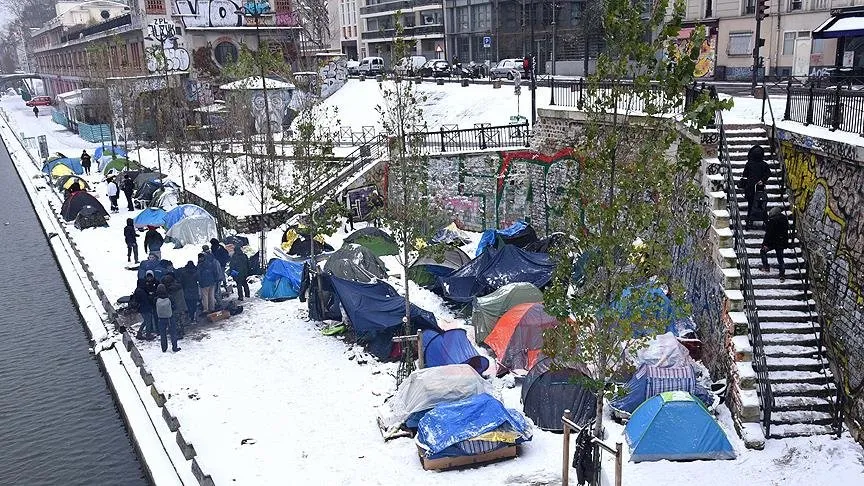 PARİS   Fransa, Manş denizi üzerinden İngiltere'ye geçmeye çalışan düzensiz