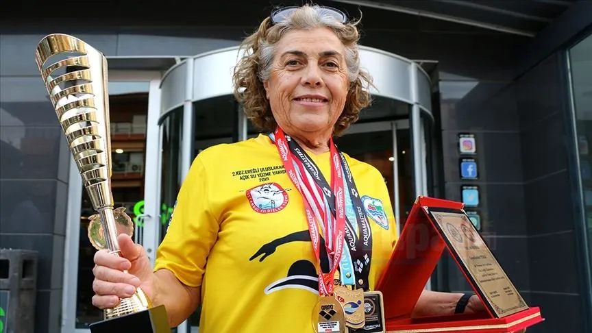 Eskişehir'de yaşayan 4 çocuk, 6 torun sahibi Kezban Yeşer, diz