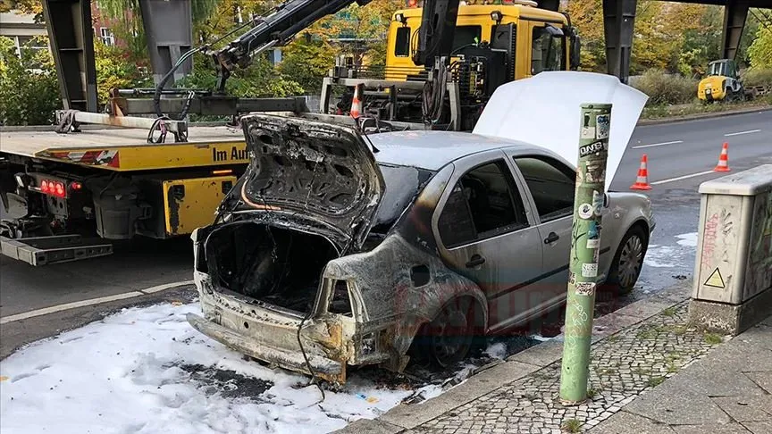 Almanya'da, Türkiye'nin Berlin Büyükelçiliği'ne ait diplomatik plakalı bir aracın kundaklandığı