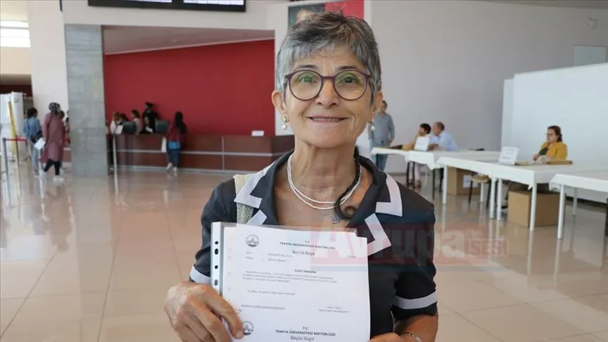 Edirne'de 67 yaşındaki emekli çocuk doktoru, "öğrenmenin yaşı yok" diyerek