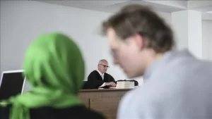 Almanya'da başörtülü çalıştırılmayan öğretmene tazminat   Berlin Brandenburg Eyalet İş