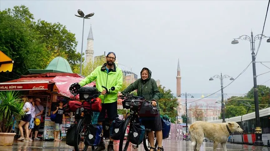 Bisikletle dünya turu yapmak için aralıklarla 22 yıldır seyahat eden