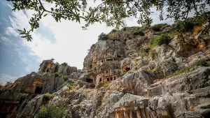Aziz Nikolaos Kilisesi'nin, Roma döneminden kalma tiyatronun ve klasik çağ