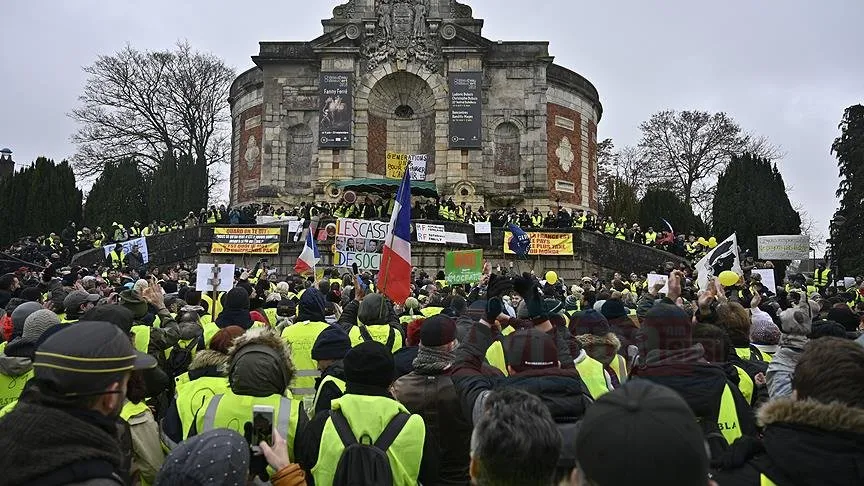   Fransa'da hükümet karşıtı sarı yelekliler, başkent Paris ve Bourges'da