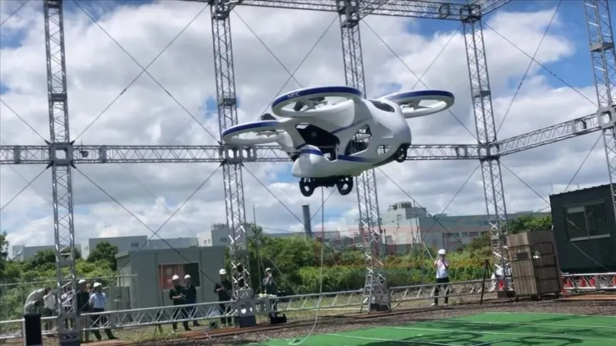 Japonya'da geliştirilen uçan otomobilin prototipi ile deneme uçuşu yapıldı.