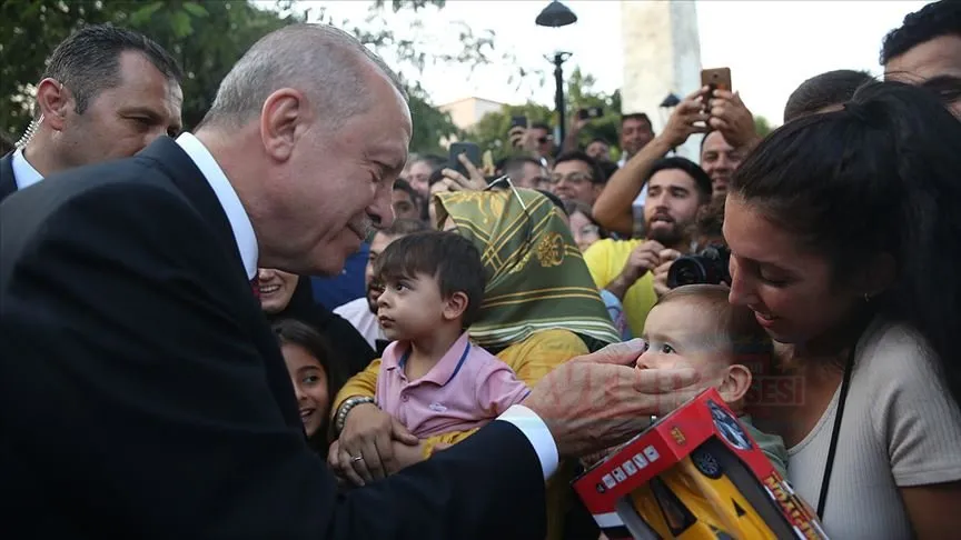 Türkiye Cumhurbaşkanı Recep Tayyip Erdoğan, Sultanahmet'te vatandaşlarla buluştu. Cumhurbaşkanı Erdoğan,