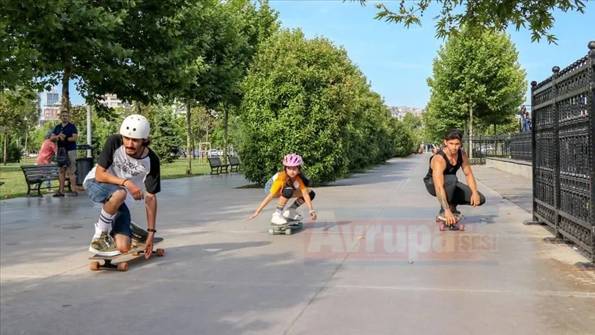 Son yıllarda gençler arasında yaygınlaşan longboard, denizdeki sörf heyecanını karaya