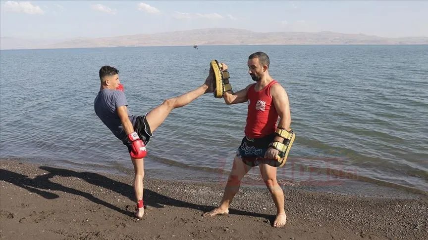 Erzurum'da yapılan Türkiye Şampiyonası'nda altın madalya kazanan milli sporcu Hayrullah