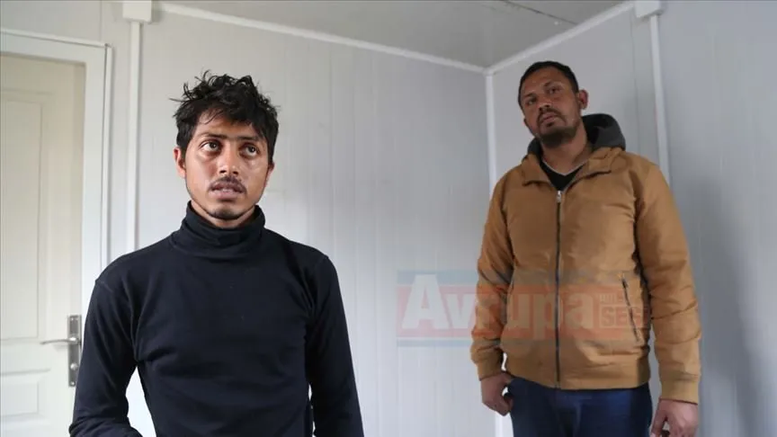  Yunanistan sınırında Pakistanlı iki düzensiz göçmen yarı çıplak halde
