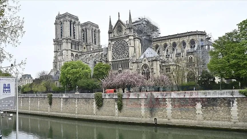   Fransa'nın başkenti Paris'te geçen hafta çıkan yangında büyük zarar