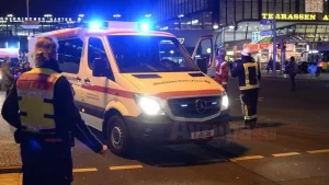 Almanya'nın başkenti Berlin’de başörtülü bir kız saldırıya uğrarken, bir başka