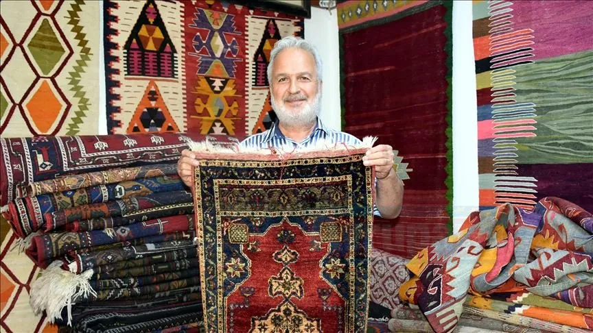 Aksaray'da, yaklaşık yarım asır önce eline aldığı tığ ve makası