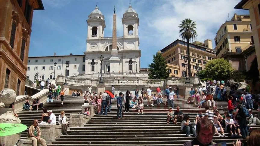 Roma Belediyesi, gerçek adını merdivenin başındaki Trinita dei Monti Kilisesi'nden