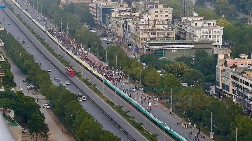 Hindistan'ın Cammu Keşmir'de uyguladığı ablukayı protesto için Pakistan'da 5 kilometrelik