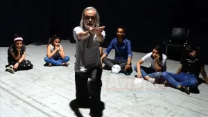 Bursa Devlet Tiyatrosunda 40 yıldır oyunculuk yapan 54 yaşındaki Adnan