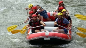 Rafting yapmak için Melen Çayı'na gelen maceraseverler yoğunluğa neden oldu.