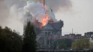   Fransa'nın başkenti Paris'te dün çıkan yangında büyük hasar gören