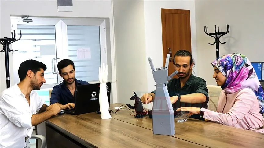 Erciyes Üniversitesi (ERÜ) Mühendislik Fakültesinden bir grup öğrenci, dünya genelinde