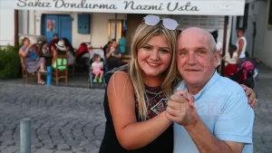 İzmir'de dondurma satışı yaparken ani solunum durmasından (arrest) dolayı kriz