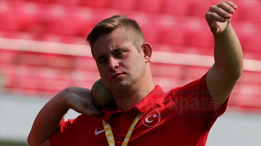 Samsun'da 21 yaşındaki özel sporcu Ali Topaloğlu, sosyalleşmesi için başladığı