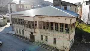 Elazığ'ın Ağın ilçesinde Osmanlı döneminden kalan, yıkılmaya yüz tutan Ekrem